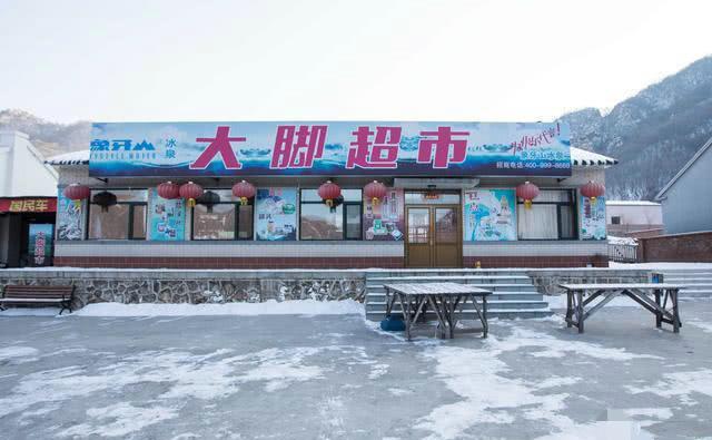 是在一处空地上,搭建起了剧组需要的几处房屋,首先就是村口的大脚超市