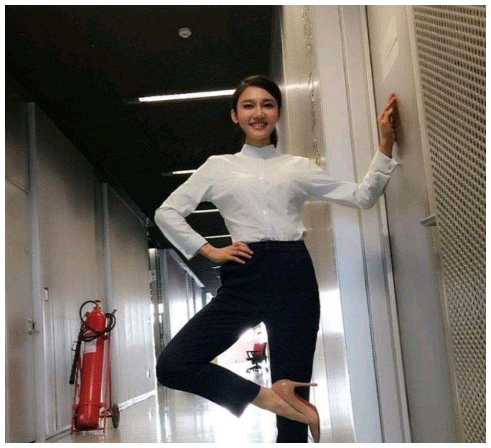 别吐槽龙洋诗词大会上董卿也有接不住问题的时候