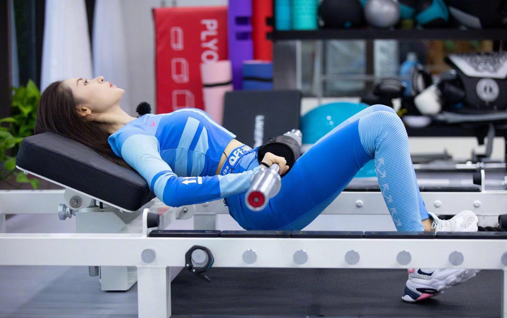 身高165的张天爱,身材管理太优越,穿蓝色套装裙录节目美得精致