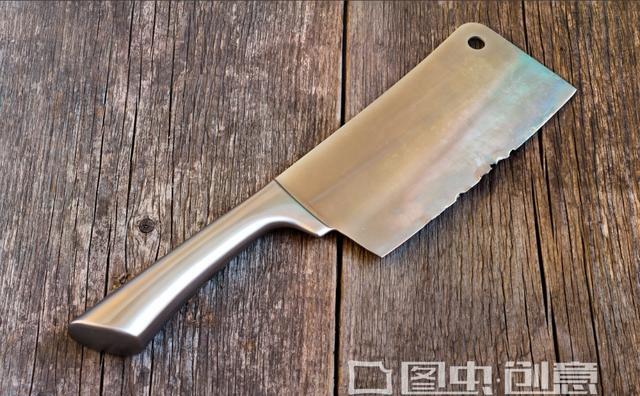 家里菜刀用久“变钝”了,别急着扔!教你这方法,快速磨刀不伤手