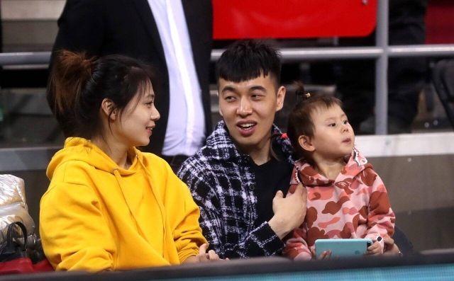 cba球星曾令旭,妻子清华毕业