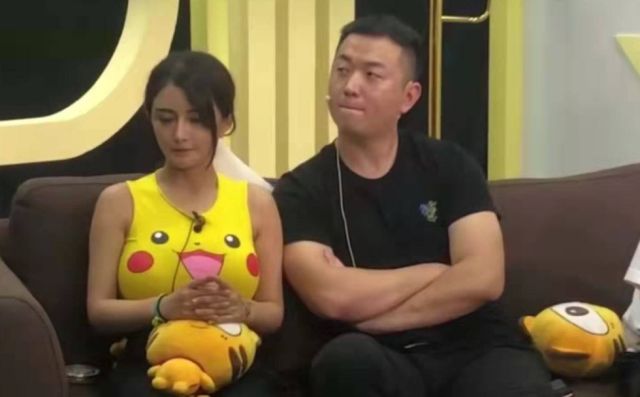 药水哥获邀解说lpl,与女主播同台跳舞,这举动暴露真实人品!