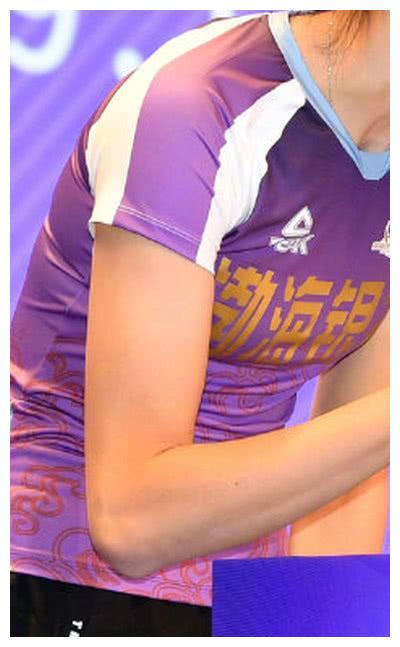 朱婷亮相天津女排球衣太紧了紧紧箍在身上网友质疑球队失职