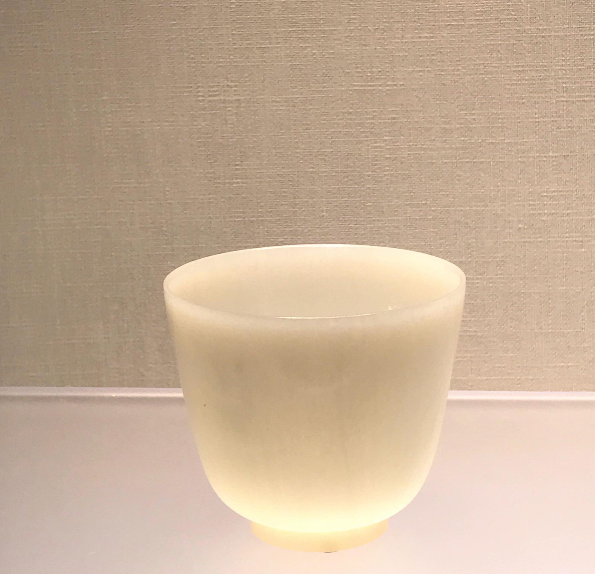 最上等的白玉产自新疆的和田,而和田白玉中质地细腻,温润如羊脂的,被