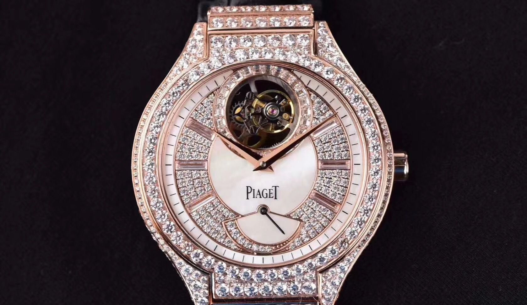 伯爵满钻陀飞轮腕表一面是严谨精密一面是奢华张扬