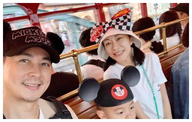 他曾与大7岁黄慧颐相恋娶美女演员为妻如今44岁又帅又幸福