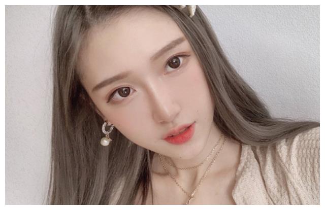 腐团儿去掉美颜晒高清照,脸上的7颗痣清清楚楚,心中