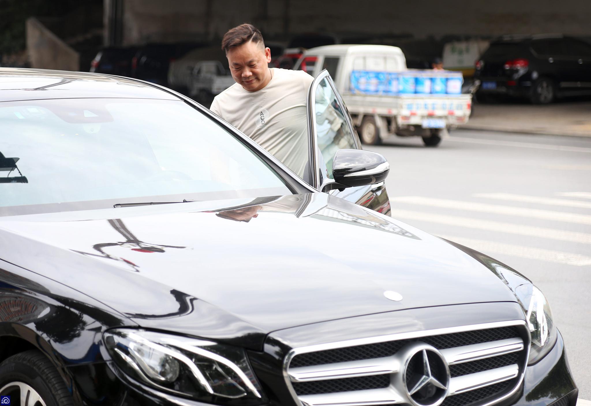 "奔驰男"心疼瓜农高价买2500斤西瓜,自己开着拖拉机送给环卫工