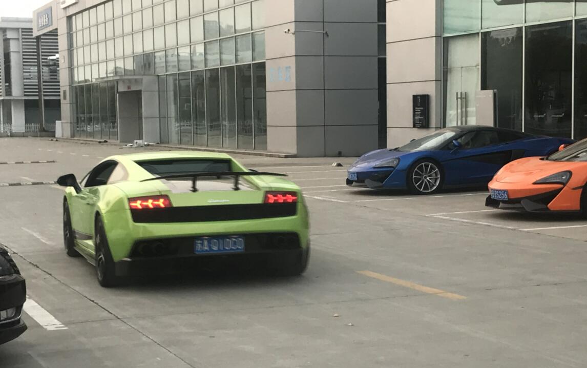 兰博基尼4s店实拍:满眼的超跑,满耳的轰鸣声!