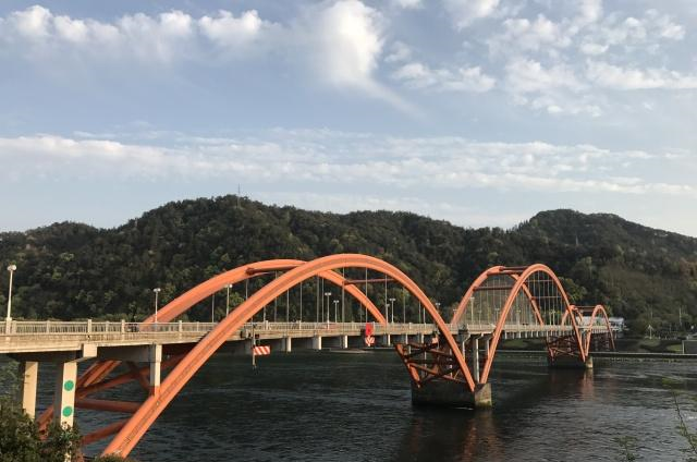 江水之清,远处望去却像一潭黑水.实际上,这是江底江石不反射阳光缘故.