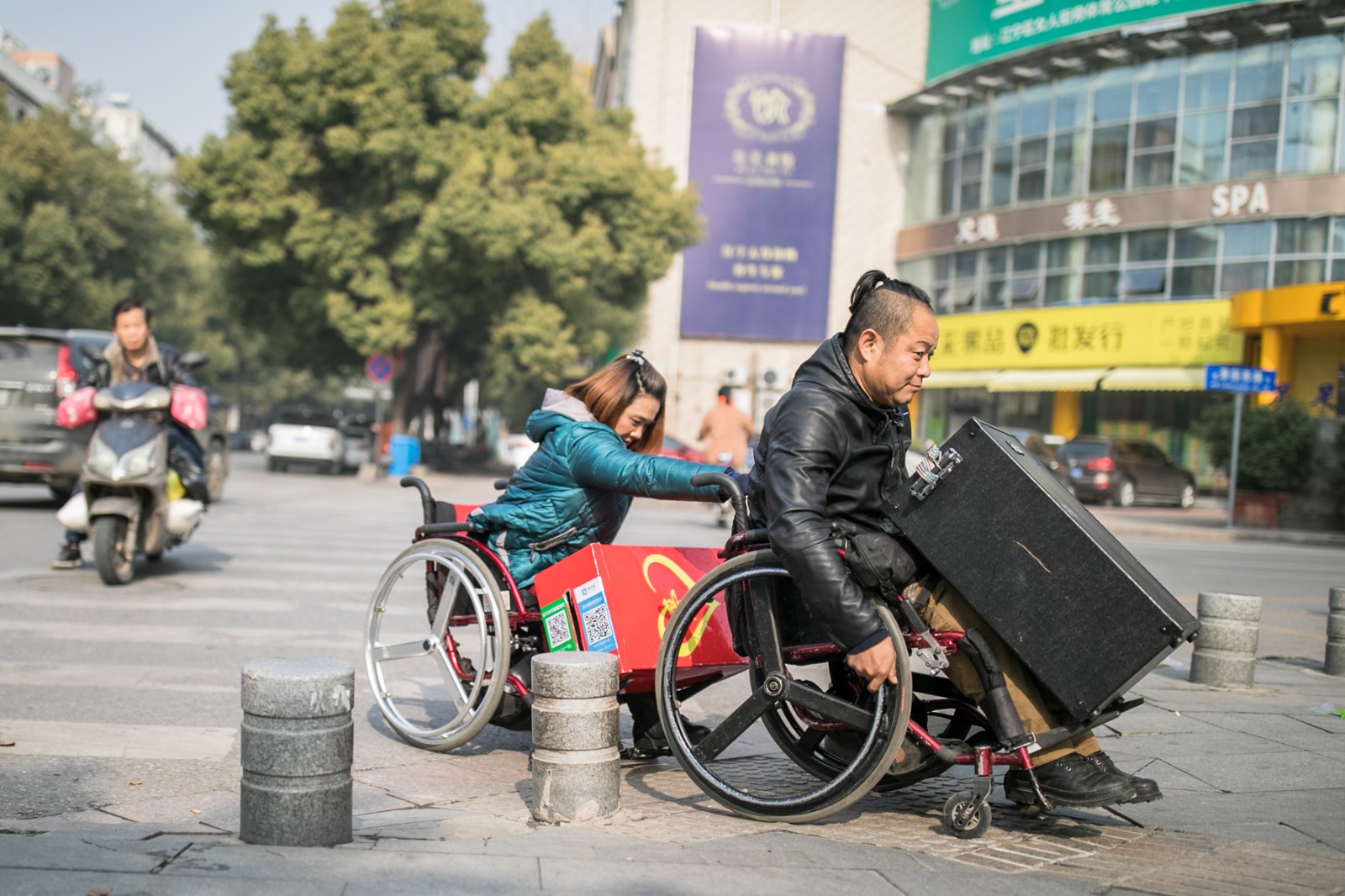 轮椅夫妻街头卖唱走全国,养活一家6口,曾身披纱窗睡觉防蚊子