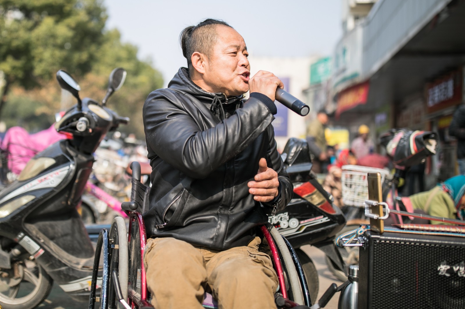 轮椅夫妻街头卖唱走全国,养活一家6口,曾身披纱窗睡觉防蚊子