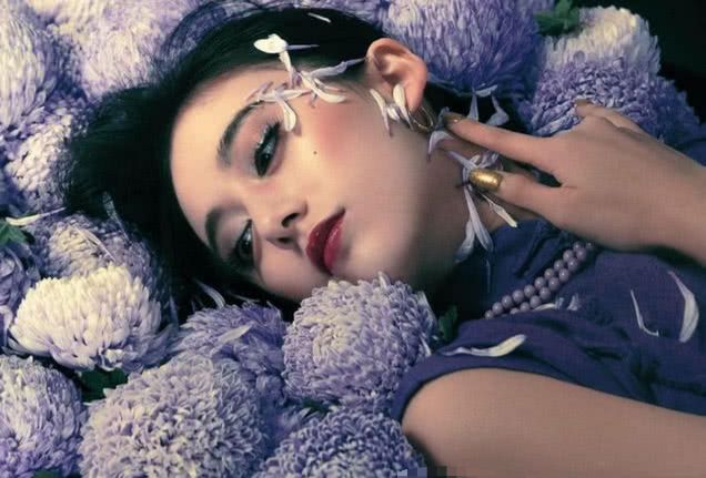 身穿一袭"围裙"暴露身材,李诞真有福气