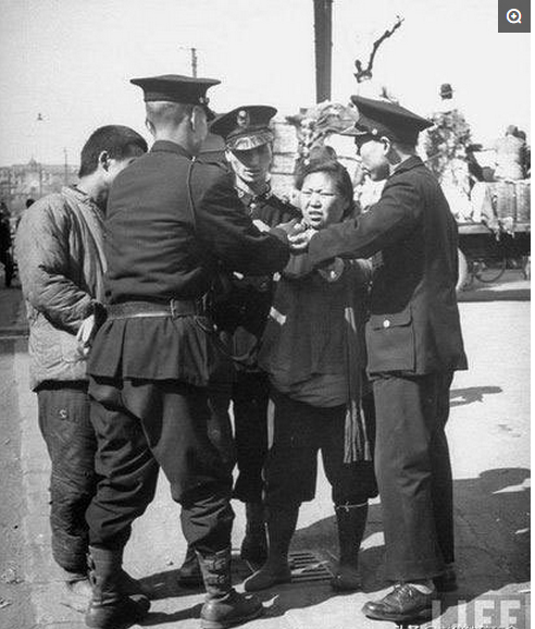 老照片中40年代的民国警察,除了欺负老百姓也不会别的了!