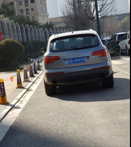 江苏宜兴街头实拍"苏b99999",挂在一部奥迪q7上!_高清图集_新浪网