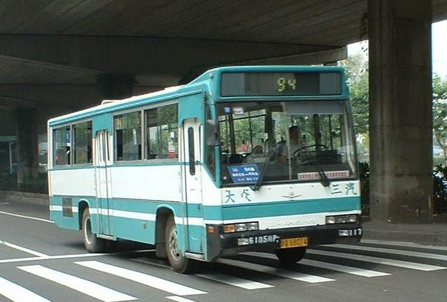 14,2003年行驶在中山北路上94路公共汽车,使用上海牌sk6105hp1型客车