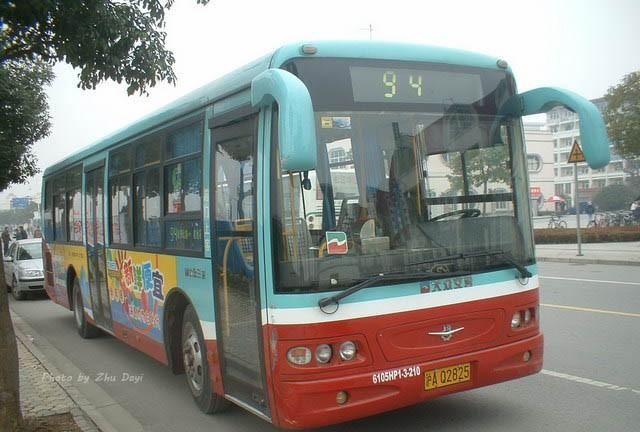 21,2005年的94路公共汽车,使用申沃swb6105hdp10-3型客车,车辆涂装为
