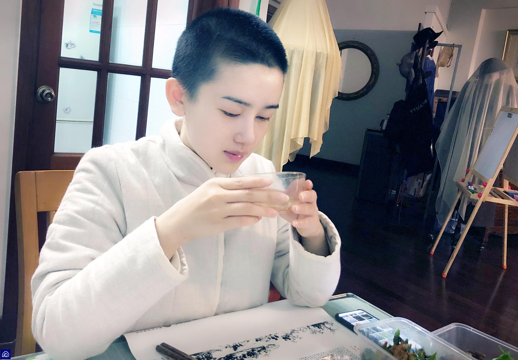 美女剃光头晒佛系生活引170万网友围观,琴棋书画样样精通