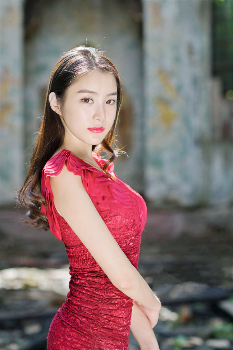 外拍镜头下的靓丽长发红裙美女