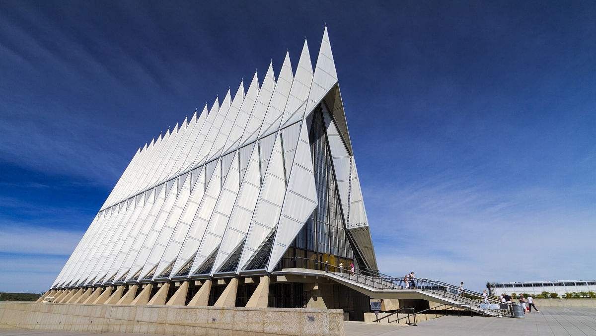 排第六位的是美国空军学院,学院最出名的是军官教堂,1996年获得了美国