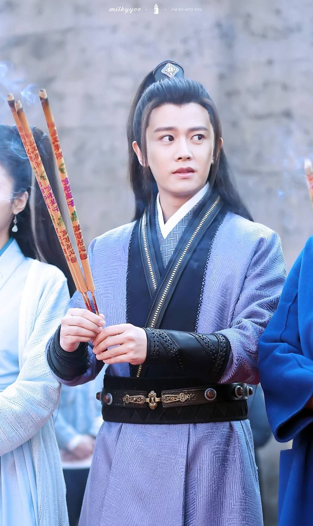 任嘉伦《美人暮白首》,发型像大侠,但脖子好像有条拉链