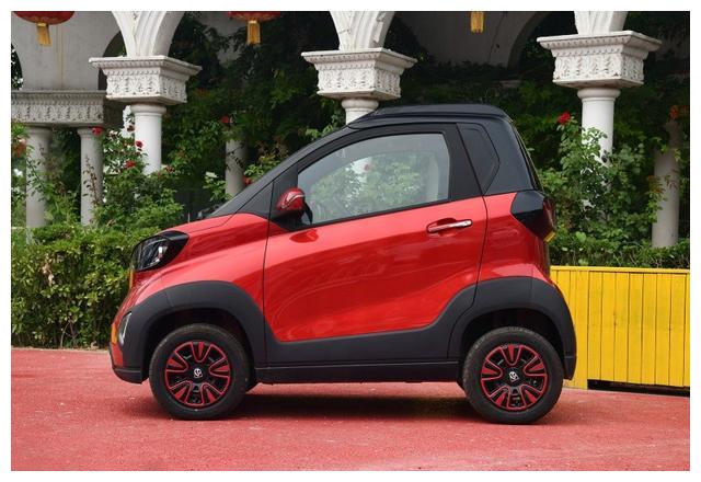 5万元新能源微型车宝骏e100适合两个人的代步车