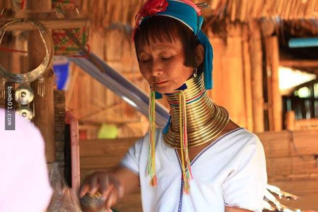 缅甸长颈族一生只有三次机会取下铜环,取下铜环后的样子让人心疼_高清