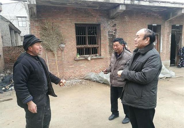 尉氏县领导郭建峰春节前赴大马乡李家村慰问看望贫困户