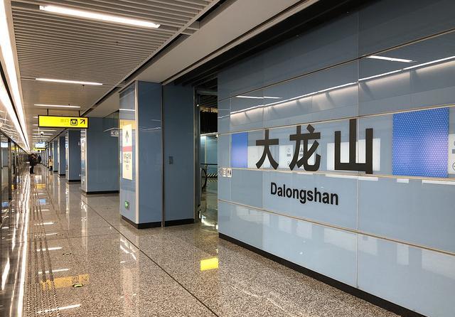 重庆轨道交通5号线,6号线冉家坝站采用了同台换乘的方式,下面照片上面
