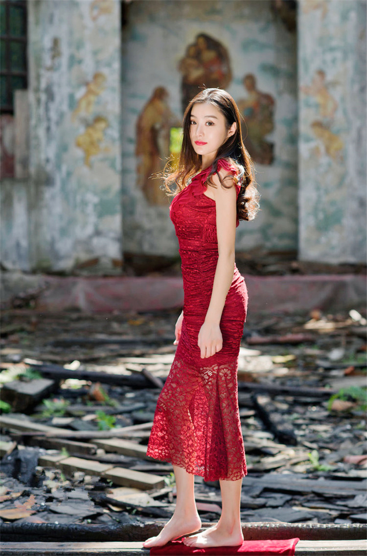 外拍镜头下的靓丽长发红裙美女