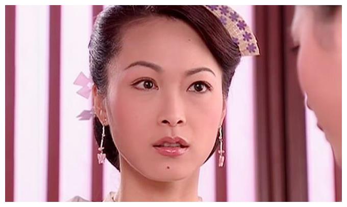 长孙皇后童爱玲与家人聚餐47岁仍有少女感老母亲气质优雅