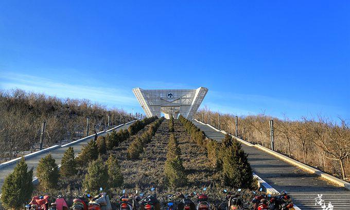 在我国西北有一处中国最大的人造天坑,而以前这里只是一座废渣山