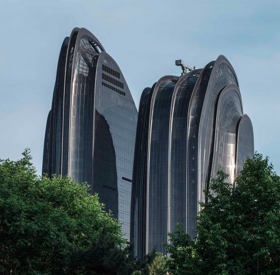 中国建筑师马岩松创作的朝阳公园广场建筑群,灵感来自群山