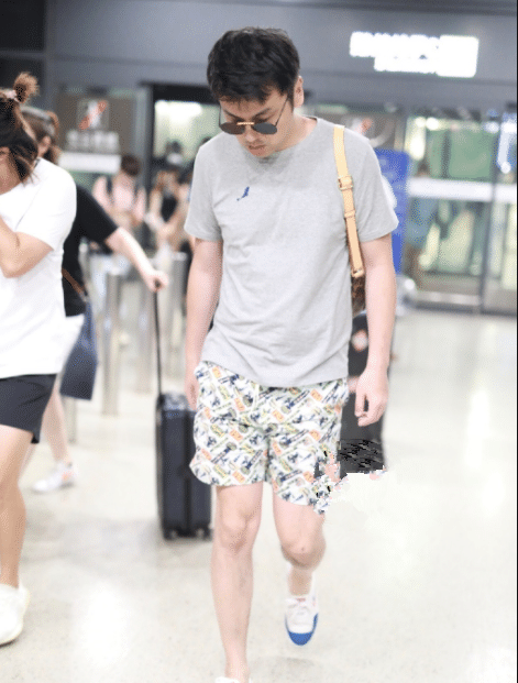 雷佳音厉害了!花短裤配灰t恤小肚微凸,网友:36岁帅回20多