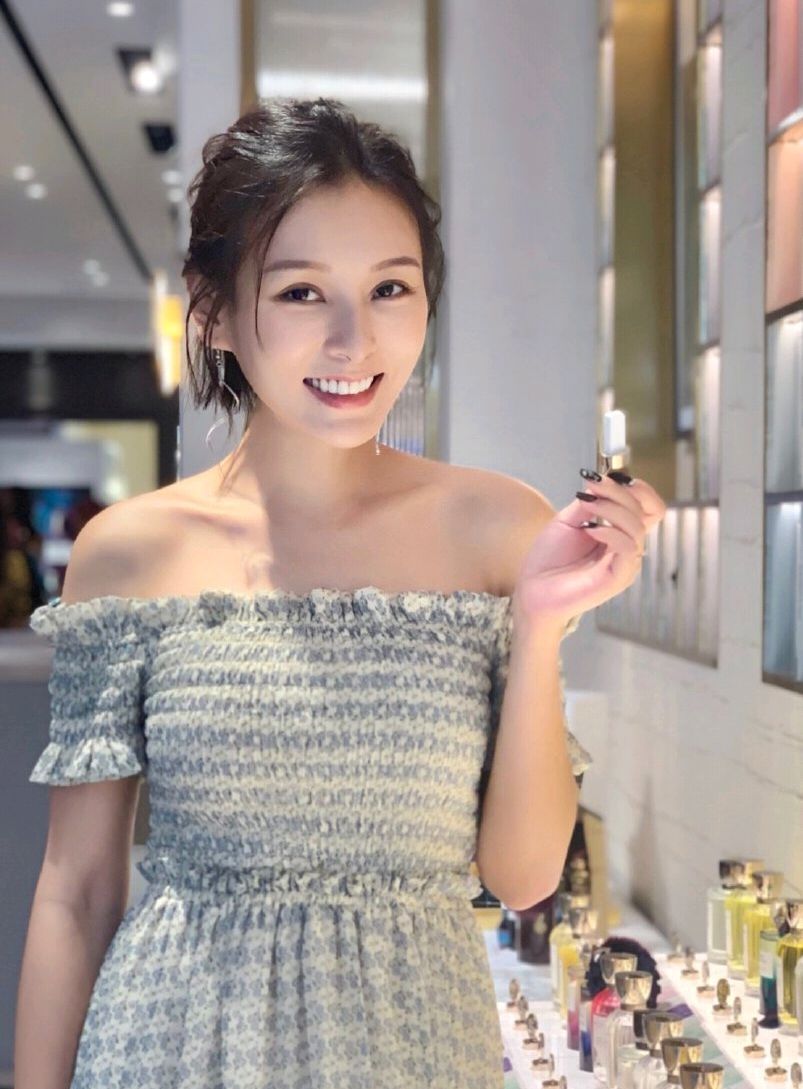 何佩瑜:女人对香水都情有独钟,她也不例外_高清图集_新浪网