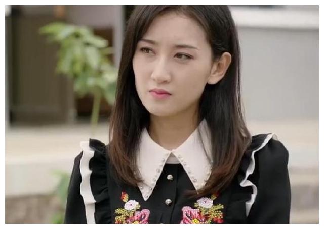 小东北在《乡村爱情12》演的角色叫郑宇,喜欢小李老师,也就是李银萍