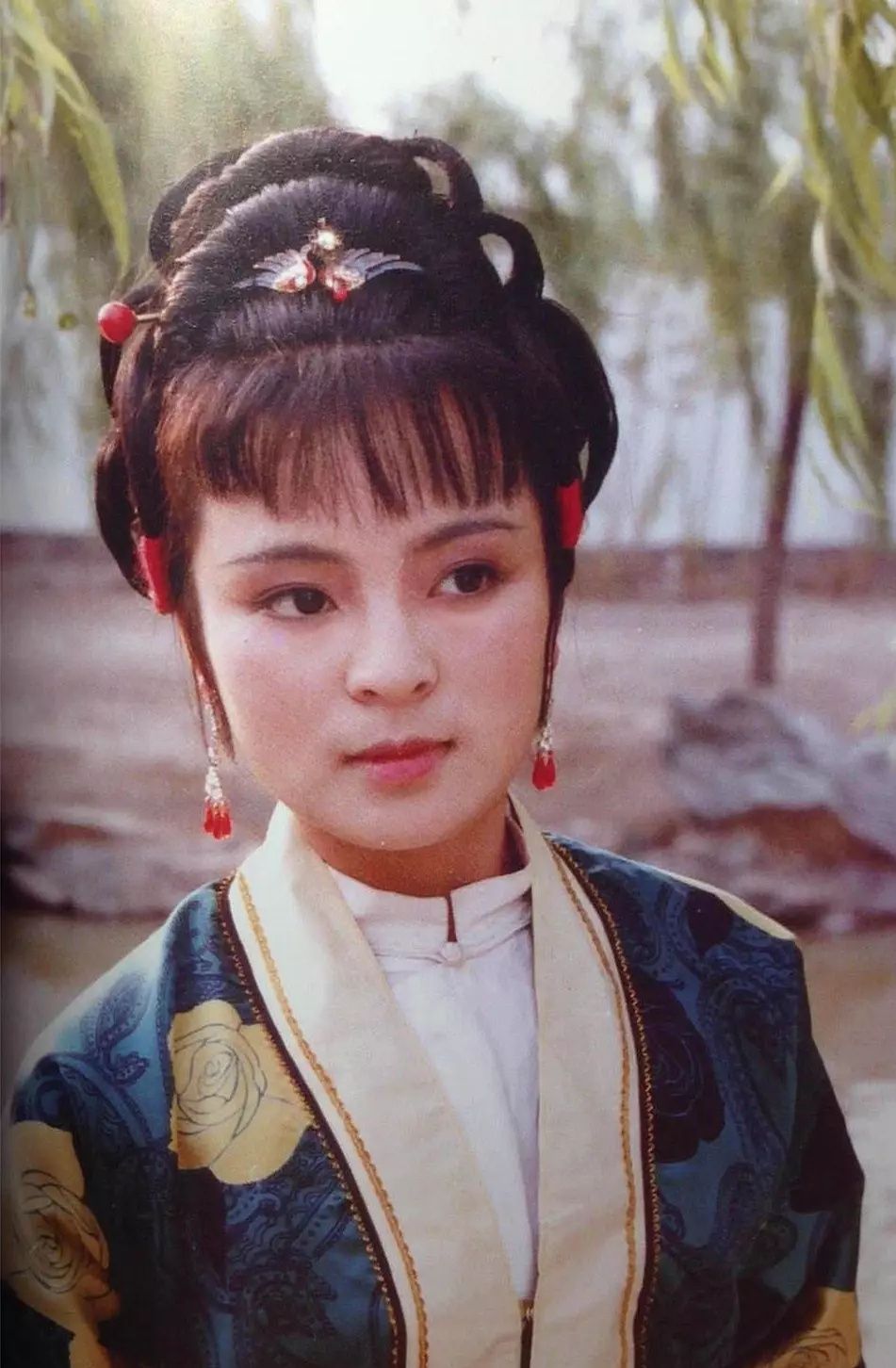 87版贾探春剧照最后一张贾宝玉弯着腰如同给探春汇报工作