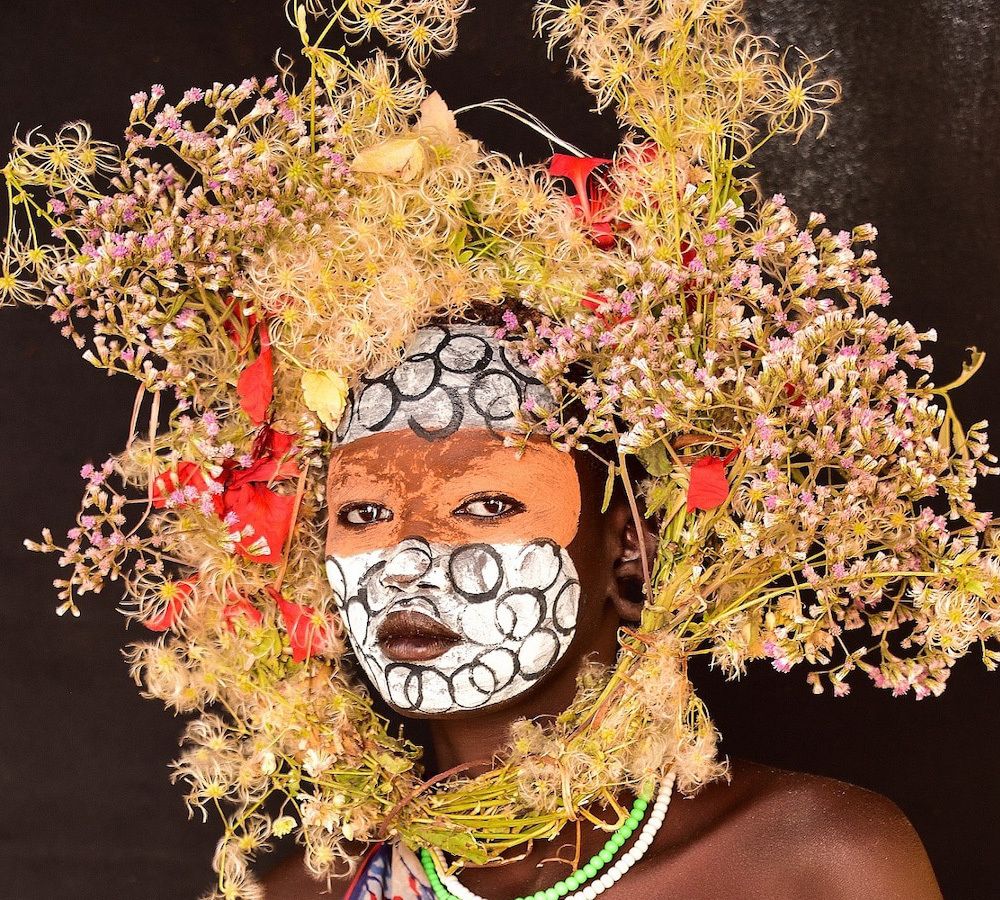 非洲边远部落的女孩如何化妆石粉是面霜植物是首饰