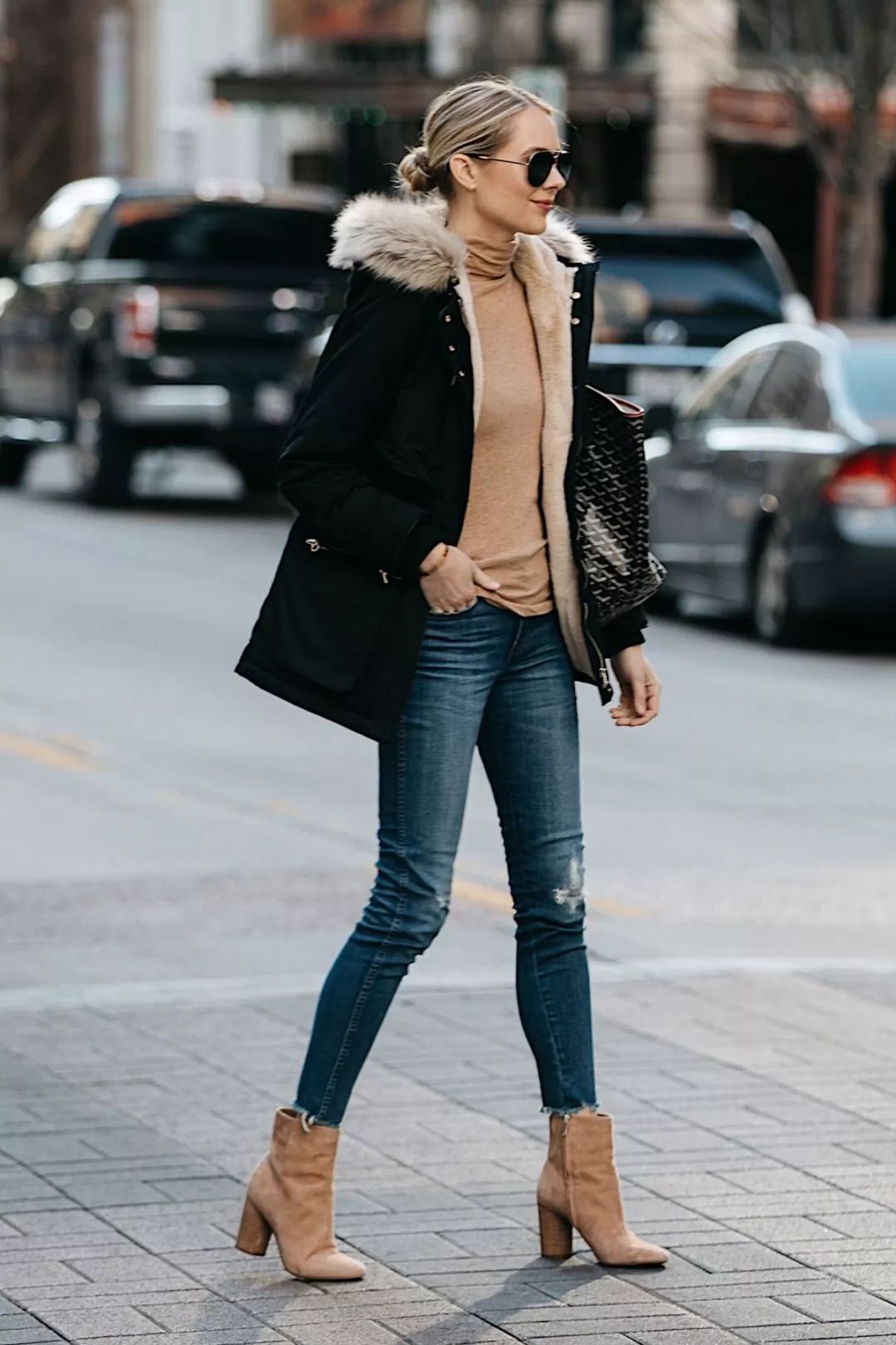 搭配的踝靴最好选择粗跟的款式,拉长腿部线条更显高挑苗条的同时,也