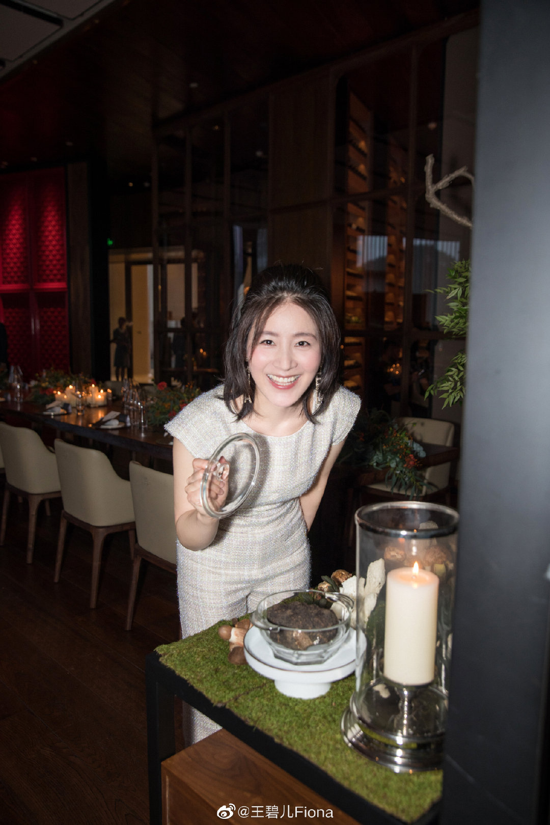 王碧儿受邀荣家饭局高端晚宴 简洁的礼服尽显典雅气质