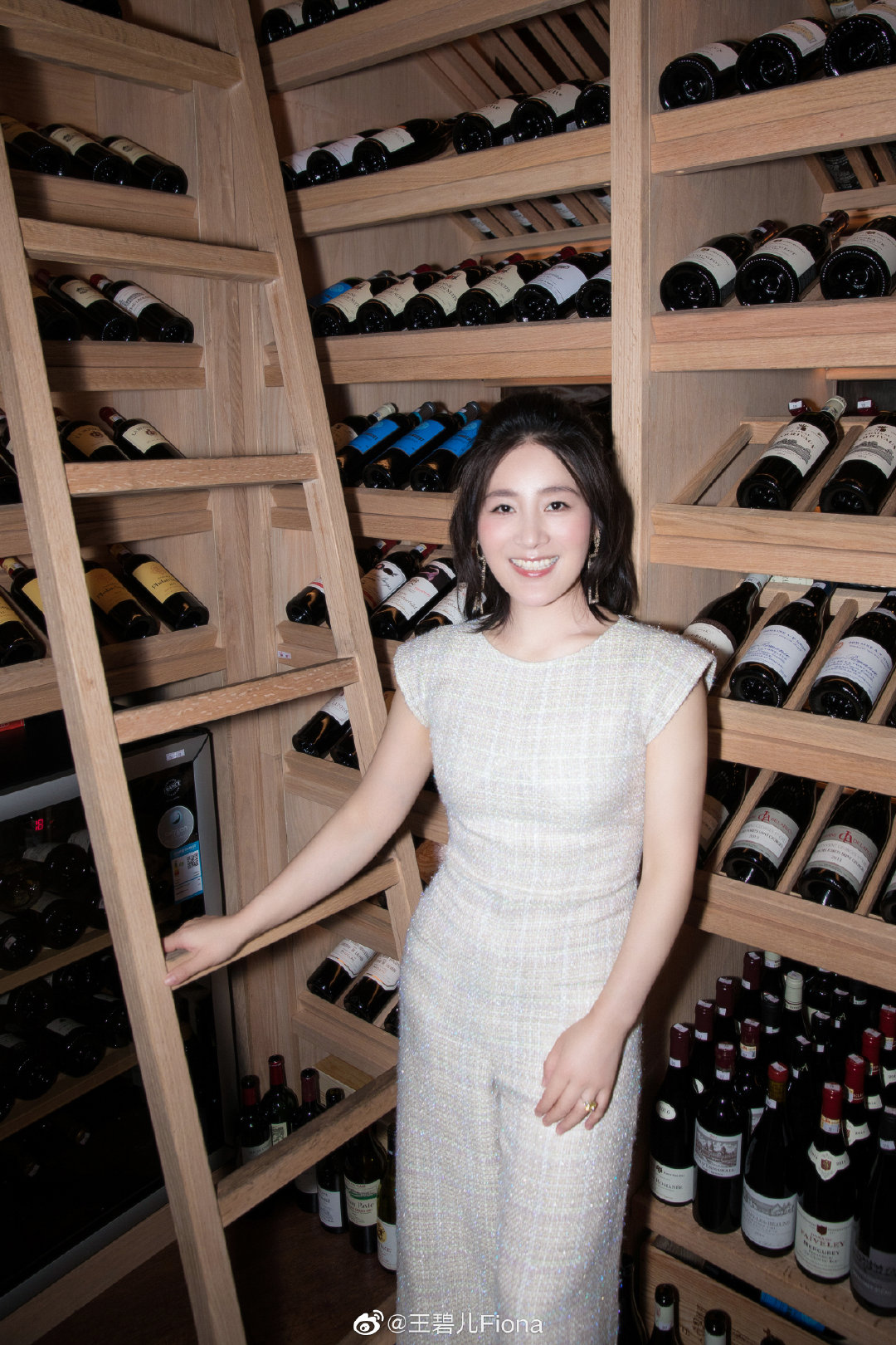 王碧儿受邀荣家饭局高端晚宴 简洁的礼服尽显典雅气质