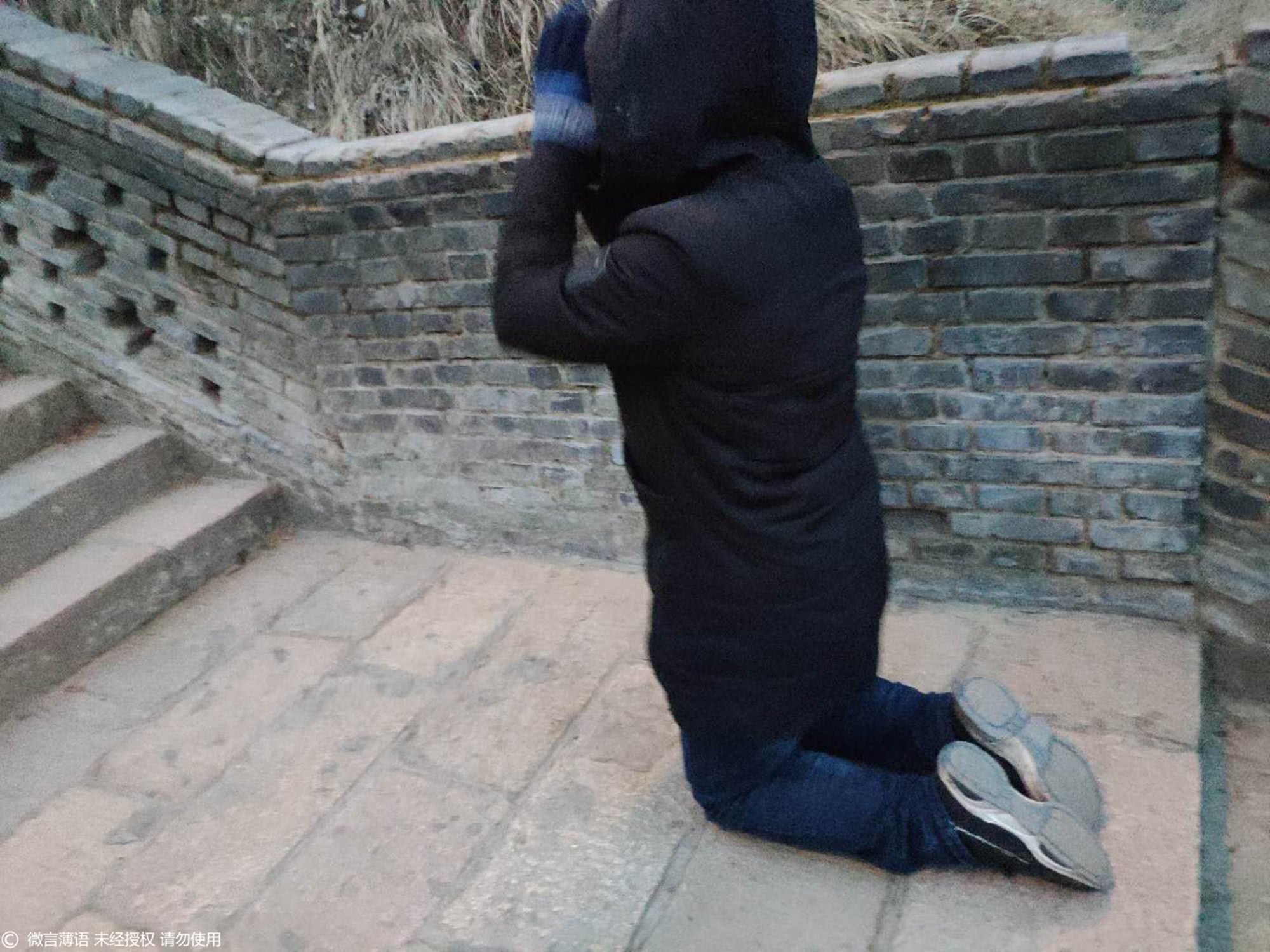 河北男子三步一叩首完1080个台阶为女祈福,从天黑磕到天亮