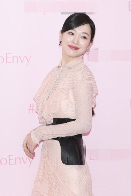 雪莉认真打扮起来真美艳!穿蕾丝裙秀出贵妇范,黑色的腰封太吸睛