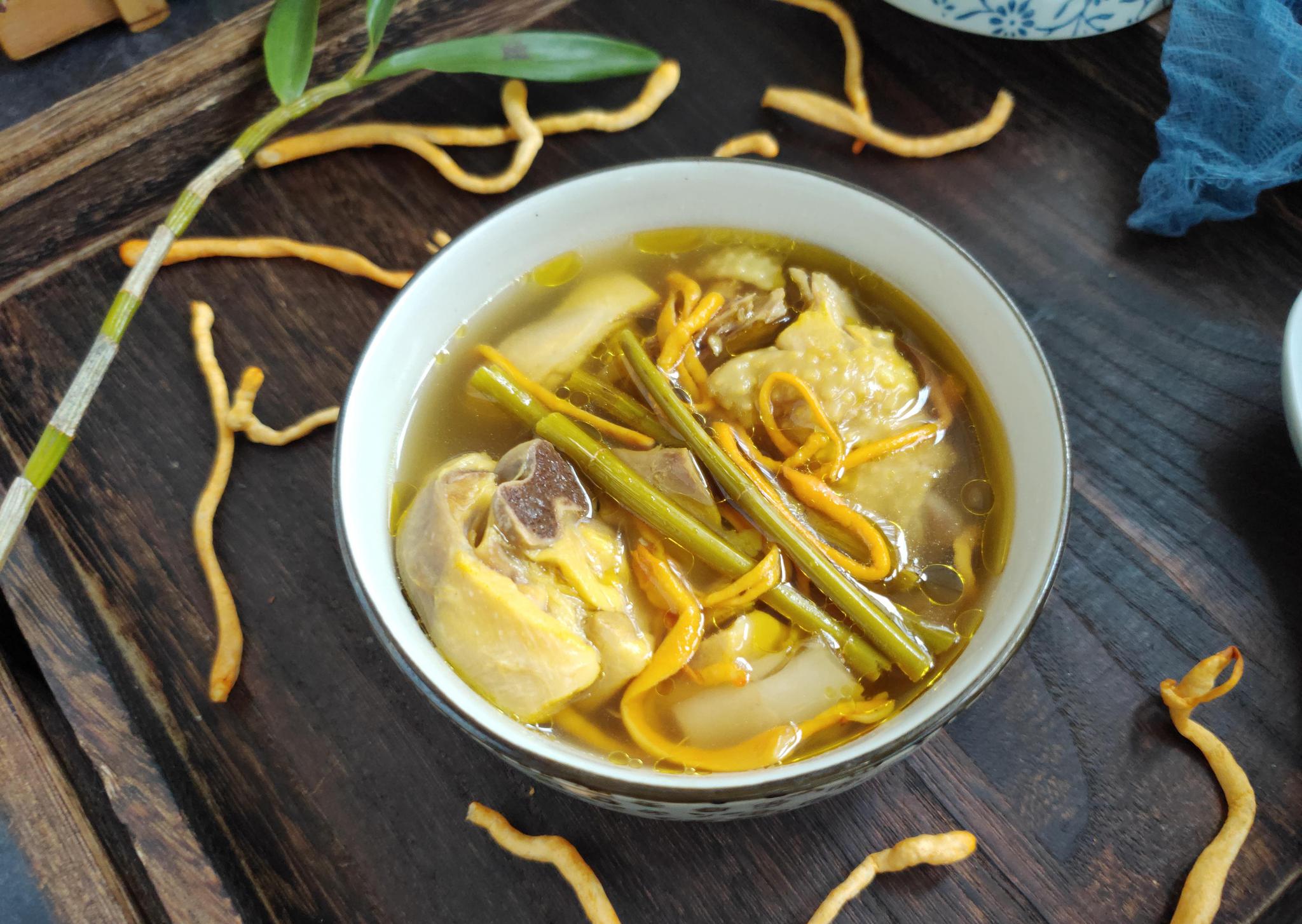 【石斛虫草花鸡汤】【做法】:石斛洗净切小段备用,虫草花清洗后控水