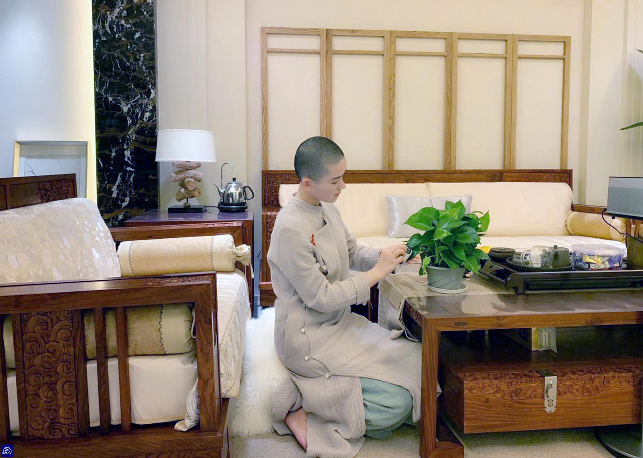 看到她每天都以光头形象示人,分享的视频也是如此,都以为她皈依了佛门