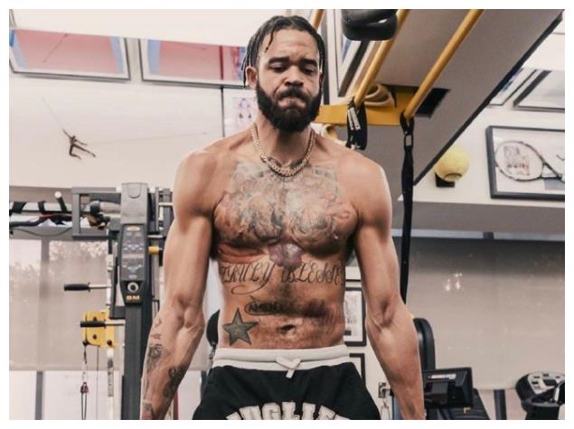 差距!麦基假期泡健身房晒完美肌肉,库兹马亲近大自然和骆驼合影