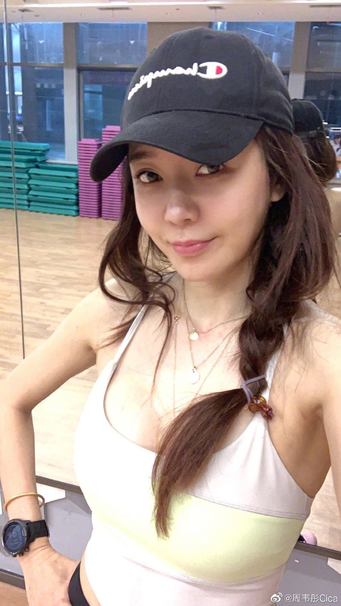 魅力女星周韦彤迷人健身写真美照欣赏