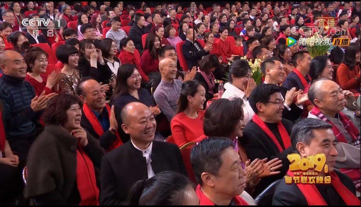 2019央视春晚嘉宾神首创始人黄寿仙女士春晚现场向全国人民拜年!