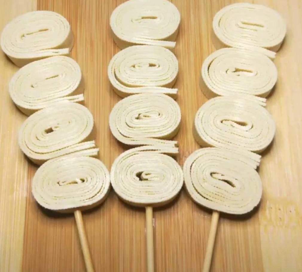 干豆腐卷串成串,烧烤美味来体验