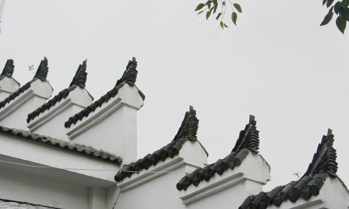 黑瓦白墙,马头墙林立,古徽州的历史风韵,就藏在这一片黑白交映的古